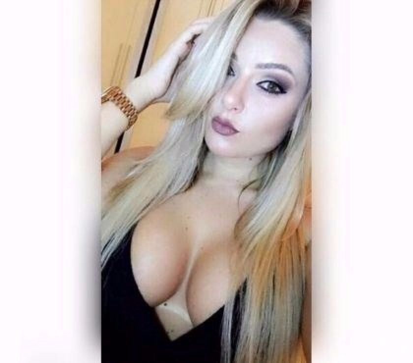 Blonde à la peau dorée et naturelle